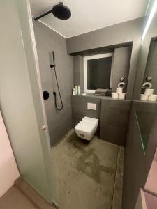 科隆The Nano Pad - small, smart, central的一间带卫生间和淋浴的浴室