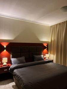 奥朱贝尔شقة سكنية بغرفتين نوم的一间卧室配有一张大床和两盏灯