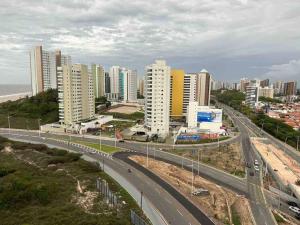 圣路易斯Flat Biarritz em São Luís com excelente localização!的城前有高楼房的高速公路