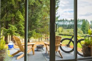 MervilleTiny house & Sauna on Lakefront Farm Oasis的一个带桌椅和自行车的庭院