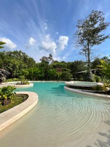 福尔图纳Hotel Arenal Glamping的蓝色海水度假村内的游泳池