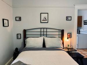 哈利法克斯Relaxing Retreat #1的卧室配有一张大床,墙上挂有四张照片