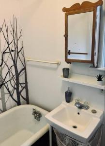 哈利法克斯Relaxing Retreat #1的浴室配有盥洗盆、镜子和浴缸