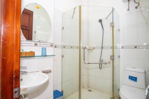 岘港Lyly的带淋浴、卫生间和盥洗盆的浴室