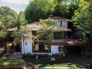 伦索伊斯Pousada Casa de Charme的前面有棕榈树的房子