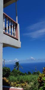 "SunRise Inn" Nature Island Dominica的海景阳台