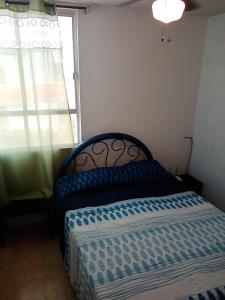 Bonita casa de descanso en Cuautla Morelos客房内的一张或多张床位