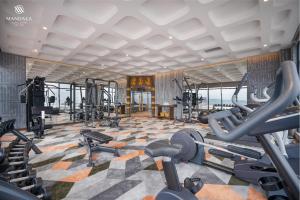 莲三M Continental by Mandala Phu Yen的带有健身器材的健身房的图片