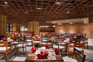 莲三M Continental by Mandala Phu Yen的一间设有桌椅和红色弓的餐厅