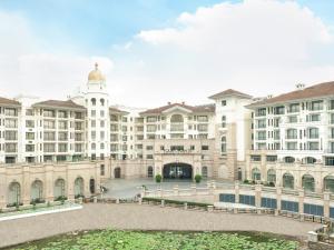 阳江阳江中心福朋喜来登酒店的享有大型建筑的外部景色