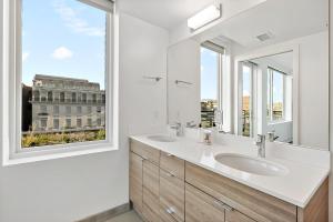 华盛顿Hala DC的一间带两个盥洗盆的浴室和一个大窗户