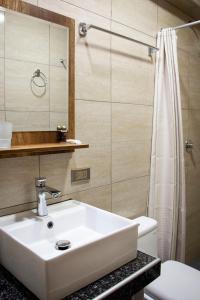 马丘比丘Rockrivers MachuPicchu的浴室配有白色水槽和淋浴。