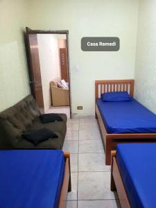 索莱马Casa Remedi的客房设有两张床、一张沙发和镜子