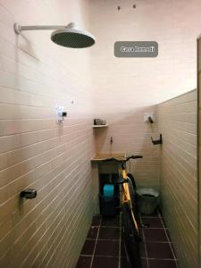 索莱马Casa Remedi的停放在墙上的浴室里的自行车