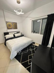 迪拜Full Marina View 2BR Luxury Apartment的一间卧室设有一张大床和一个窗户。