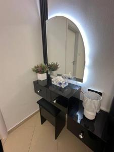 迪拜Full Marina View 2BR Luxury Apartment的浴室设有黑色梳妆台和镜子