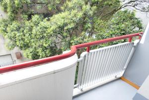 东京渋谷駅から6分/FREEWiFi/貸切マンション一室/33㎡/可做饭/中国語&韓国語&英語的阳台设有红色和白色栏杆