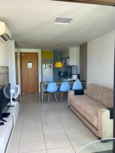 塔曼达雷Flat Beira Mar - Carneiros Beach Resort的客厅配有沙发和蓝色椅子