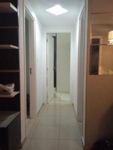 萨尔瓦多Apartamento em Salvador的一间白色客房的走廊
