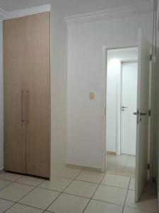 萨尔瓦多Apartamento em Salvador的一间空房间,设有两扇门,铺有瓷砖地板