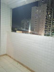 萨尔瓦多Apartamento em Salvador的白色瓷砖墙,享有城市美景