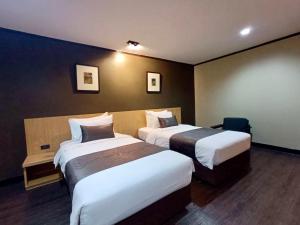 曼谷曼谷国际米兰广场酒店的酒店客房带两张床和黑板