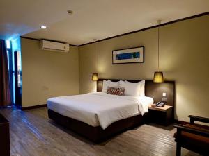 曼谷曼谷国际米兰广场酒店的卧室配有一张白色大床