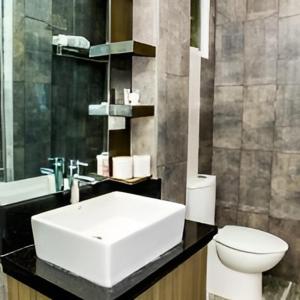 安吉利斯Grand Central Hotel的浴室配有白色水槽和卫生间。