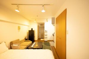 东京渋谷駅から6分/FREEWiFi/貸切マンション一室/33㎡/可做饭/中国語&韓国語&英語的一间卧室配有一张床和一个沙发
