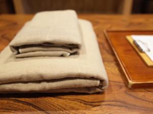 Yokota（一棟貸切）町家体験ゲストハウス「ほんまちの家」〜高岡市の伝統的な古民家～的木桌旁的一大堆毛巾