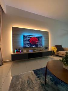 芙蓉Al Mansor Islamic Guestroom的客厅的墙上配有平面电视。