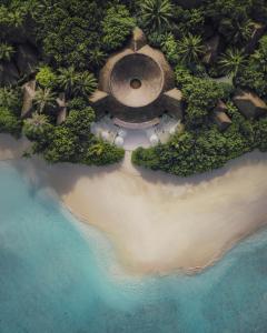 芭环礁Finolhu Baa Atoll Maldives的享有海滩和海洋的空中景致