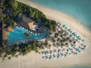 芭环礁Finolhu Baa Atoll Maldives的海滩上的度假村的空中景致