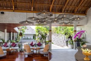 乌布The Hava Ubud A Pramana Experience的带沙发和椅子的客厅以及天花板