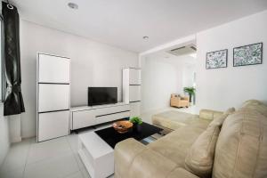 曼谷MIQ_home901/Asok BTS/Resort Pool/12pax/1000MbWifi的带沙发和电视的客厅
