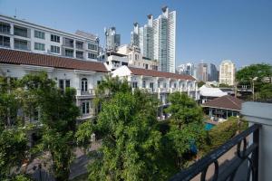 曼谷MIQ_home901/Asok BTS/Resort Pool/12pax/1000MbWifi的享有城市高楼和树木的景致