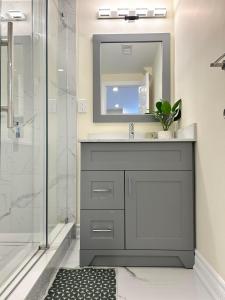 多伦多BRAND NEW home with EXCLUSIVE Bathroom的一间带水槽和镜子的浴室