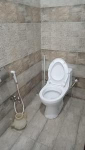 白沙瓦Crown Castle Peshawar的浴室设有白色卫生间和软管