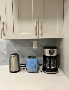 多伦多BRAND NEW home with EXCLUSIVE Bathroom的厨房柜台配有咖啡机和烤面包机