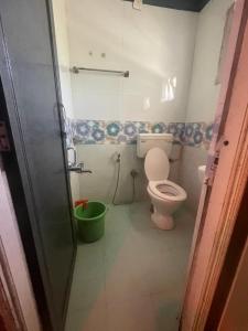 乌提Ooty OWLS NEST INN的一间带卫生间和绿色桶的浴室
