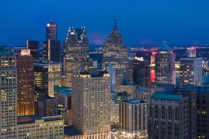 底特律The Westin Book Cadillac Detroit的享有大城市的夜景