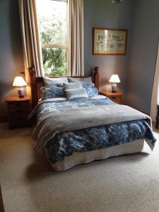 WintonBelvedere Bed & Breakfast的一间卧室设有一张大床和窗户