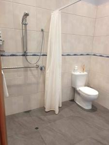 WintonBelvedere Bed & Breakfast的浴室设有卫生间和带浴帘的淋浴。