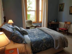 WintonBelvedere Bed & Breakfast的一间卧室设有一张大床和一个窗户。