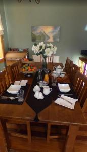 WintonBelvedere Bed & Breakfast的餐桌,餐桌上摆放着鲜花