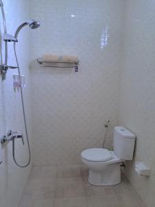 塞米亚克Wayan House Seminyak的白色的浴室设有卫生间和淋浴。