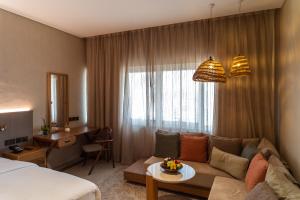 阿布扎比ERTH Abu Dhabi Hotel的酒店客房设有一张沙发和一张床