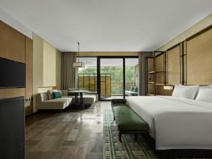 东莞东莞松山湖悦榕庄的酒店客房设有一张大床和一间客厅。