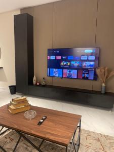 利雅德استديو مودرن的客厅配有咖啡桌和平面电视。