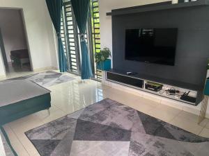 居林Creatills luxury homestay Kulim & hi-tech的客厅设有壁挂式平面电视。
